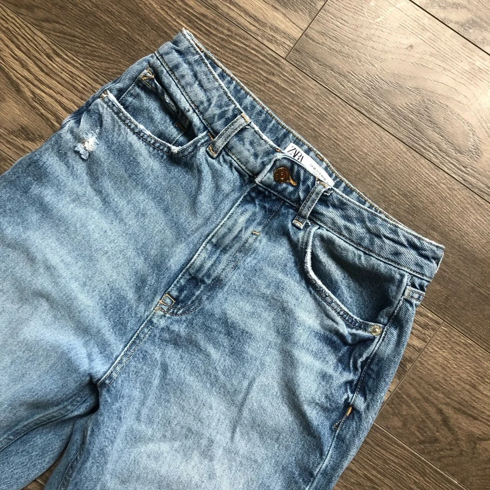 Zara High-Rise Distressed Jeans | Size 6 - Picture 6 of 10